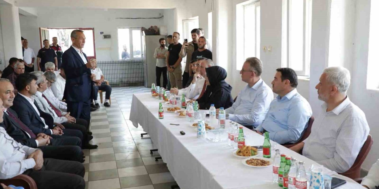 Kütahya Valisi Musa Işın, muhtarların taleplerini dinledi