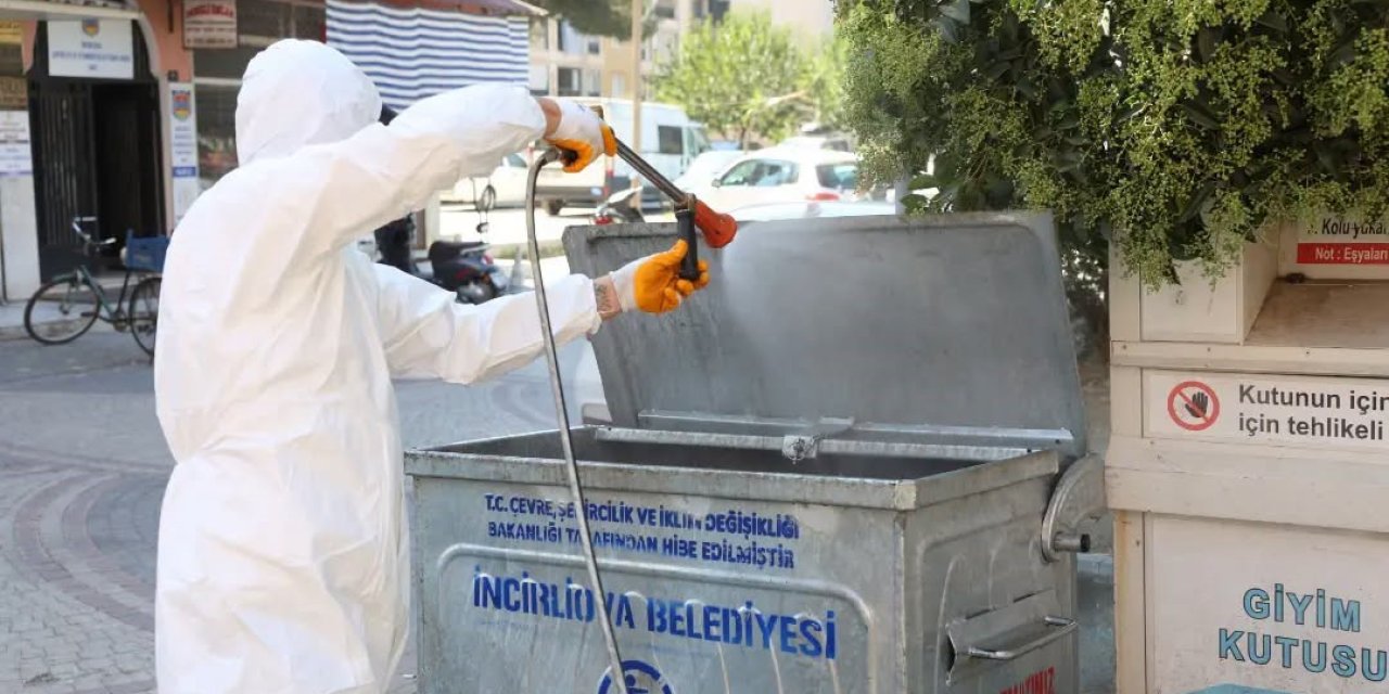 İncirliova’da karasinekle mücadele için çöp konteynerleri ilaçlandı