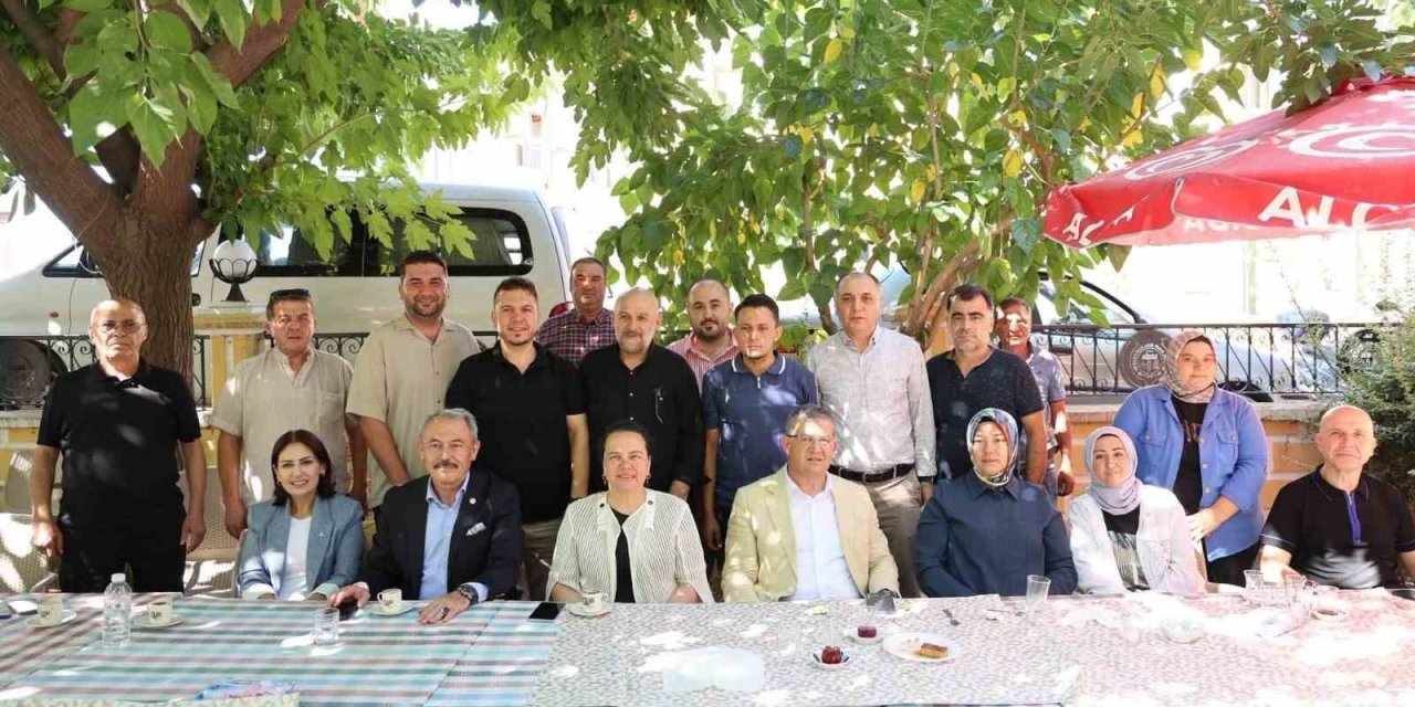 Başkan Subaşıoğlu, AK Parti’ye katılan 15 kişiye rozet taktı
