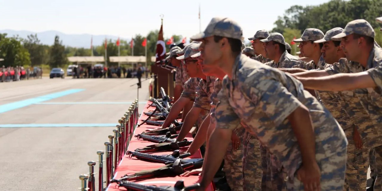 Kütahya’da bedelli erler yemin töreniyle eğitimlerini tamamladı