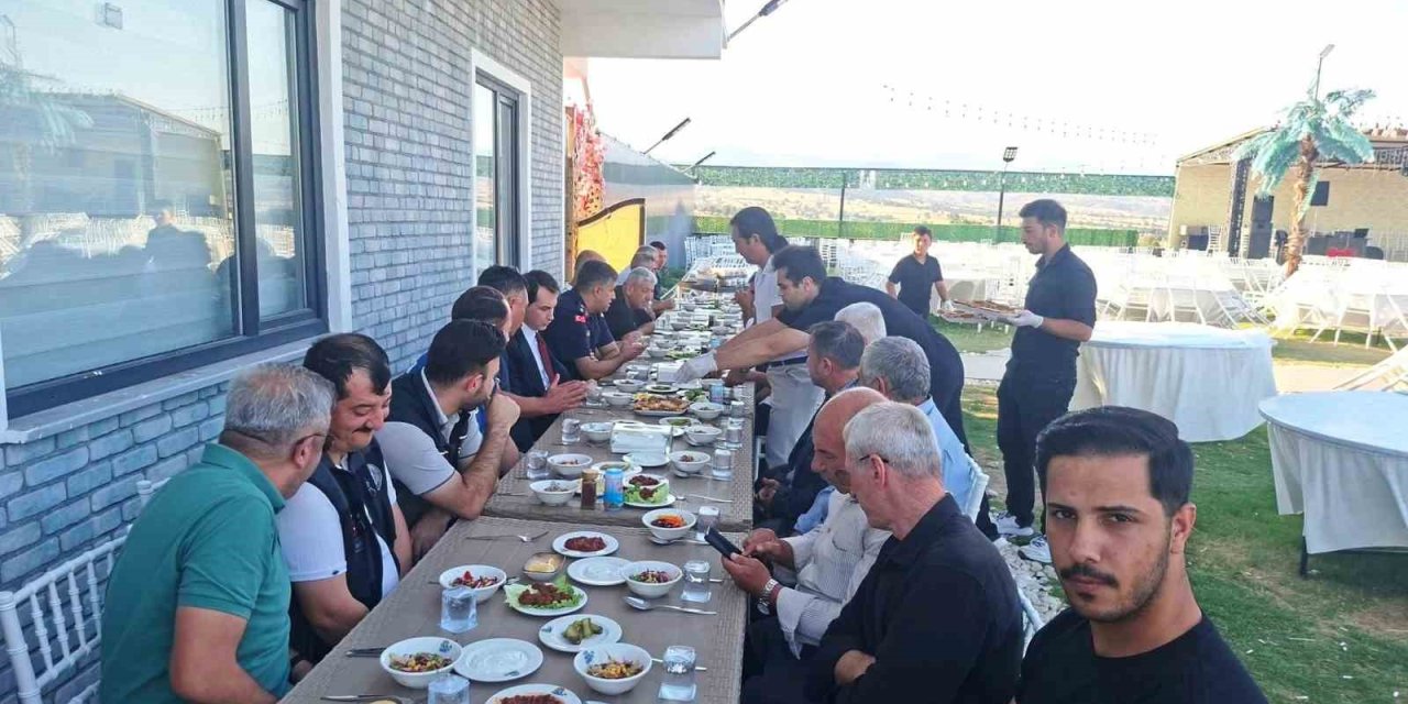 Hisarcık’ta köy muhtarları birlik beraberlik yemeğinde bir araya geldi