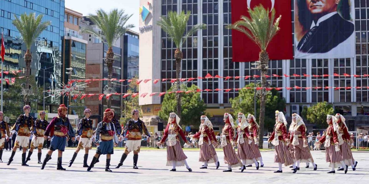 İzmir, kurtuluşunun 104. yılını coşkuyla kutlamaya hazırlanıyor