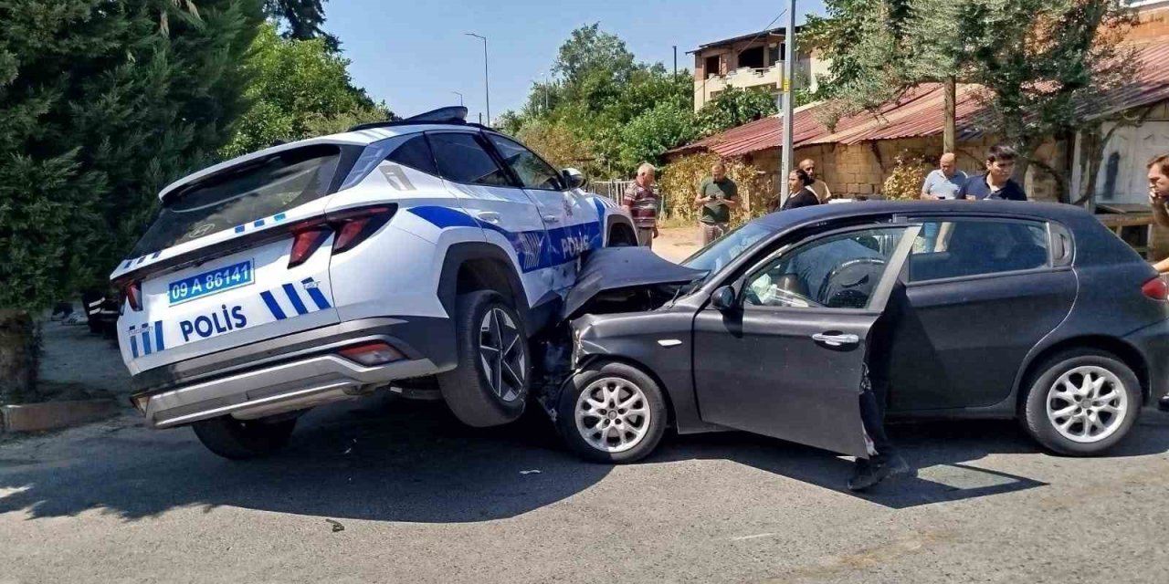 Nazilli’de polis aracı ile otomobil çarpıştı: 2 yaralı