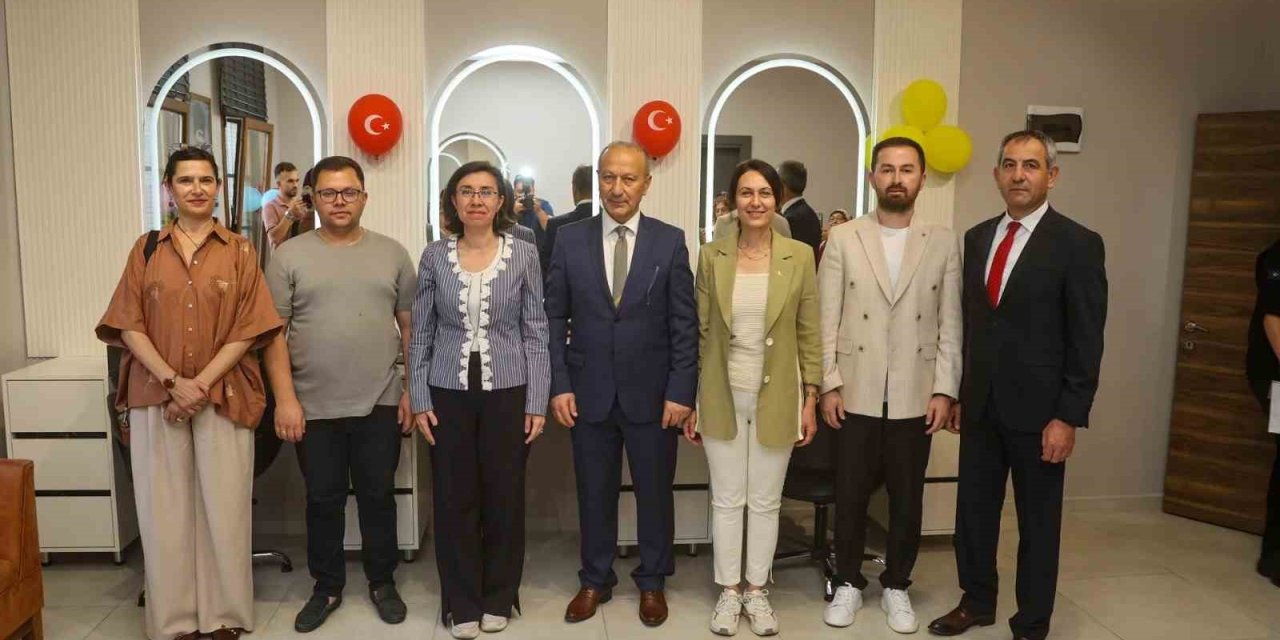 Uşak’ta Halk Kadın Kuaförü hizmete açıldı