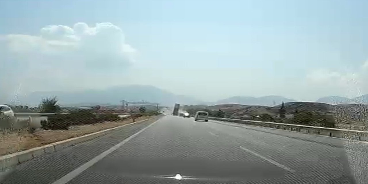 Tırın açık unutulan tırı dorsesi, EDS levhasını yerinden söktü
