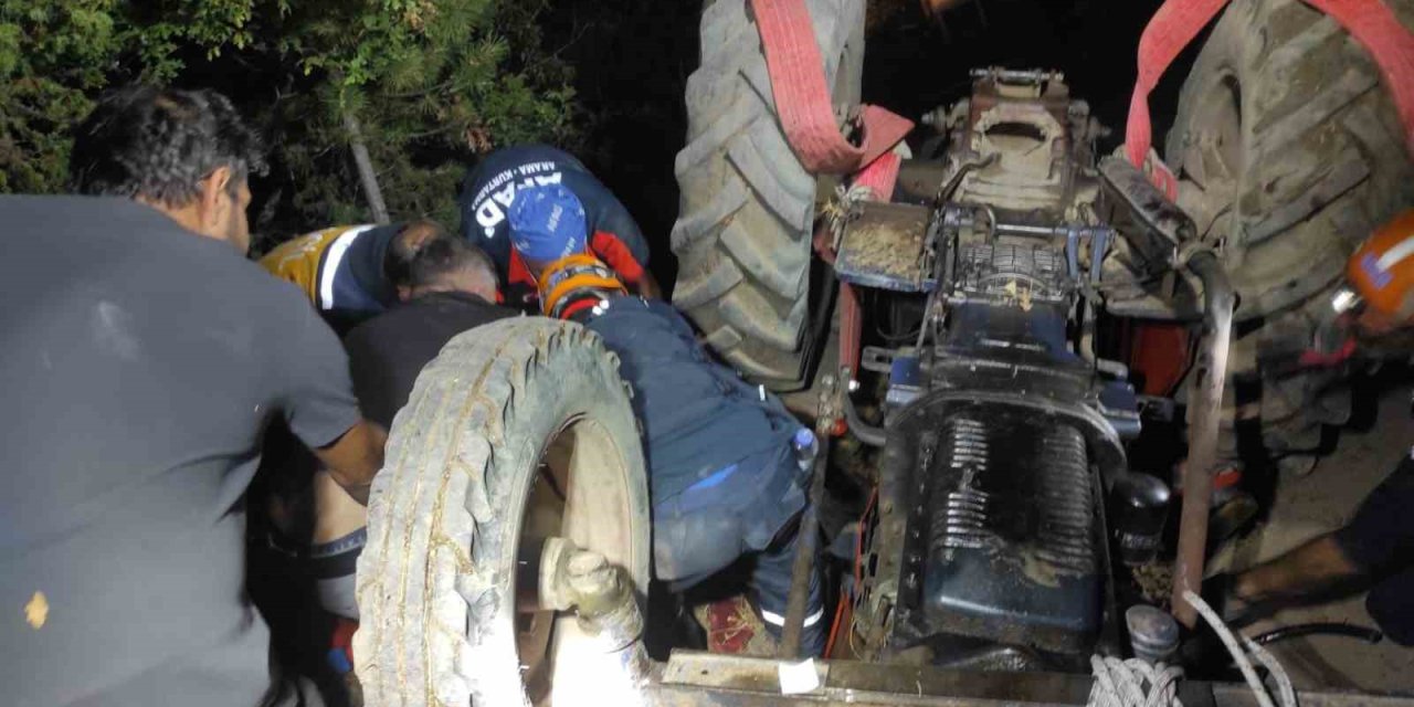Devrilen traktörün altında kalan sürücü kurtarıldı