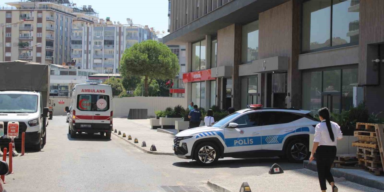 Apartmanın merdivenlerinden düşen yaşlı adam hastanelik oldu
