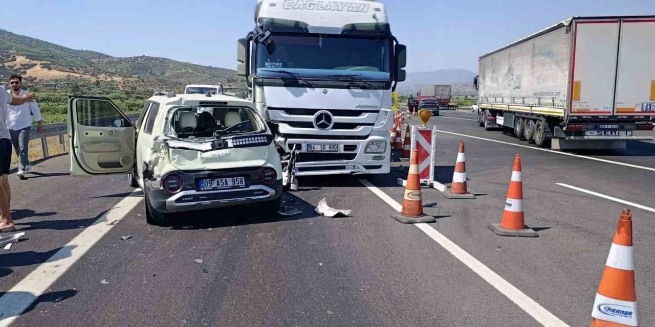 Tır, otomobile arkadan çarptı: 3 yaralı