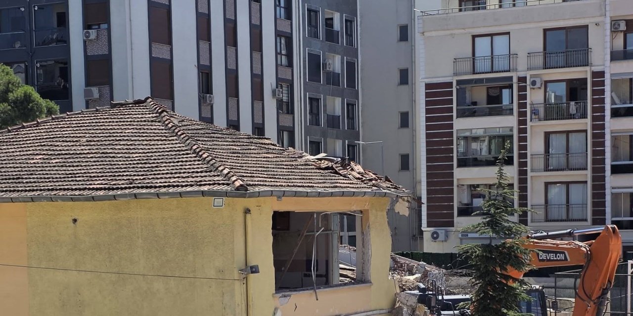 Aliağa’da 54 yıllık ortaokul binası yenilenmek üzere yıkıldı