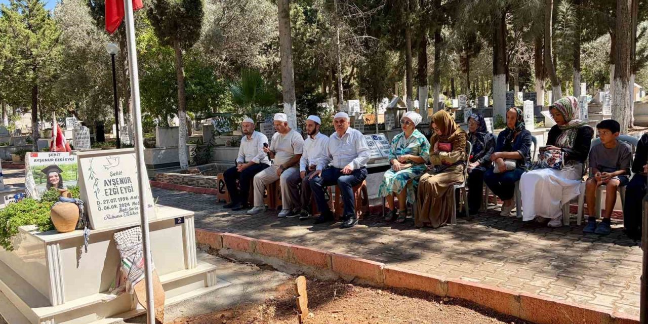Ayşenur Ezgi Eygi vefatının ikinci yılında mezarı başında dualarla anıldı