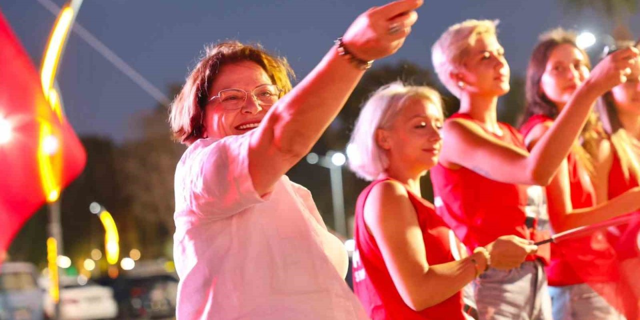 Başkan Gençay, filenin sultanlarının şampiyonluk coşkusunu vatandaşlarla birlikte yaşadı