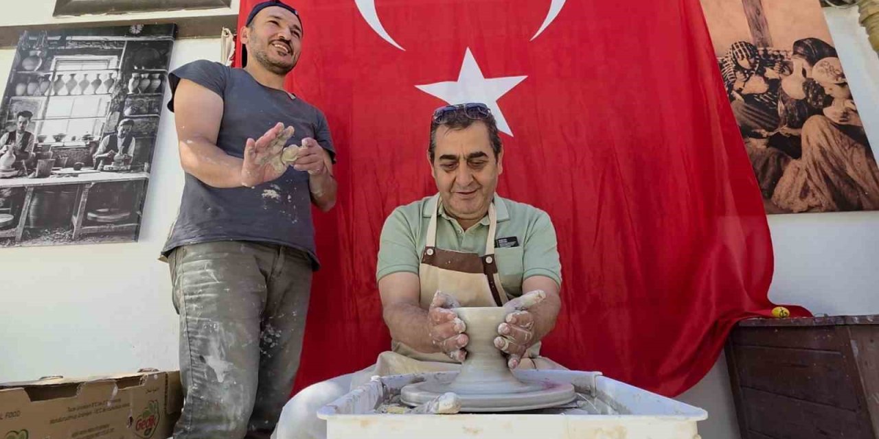 Ziyaretçiler, tarihi Germiyan Sokağı’nda çini sanatını deneyimliyor