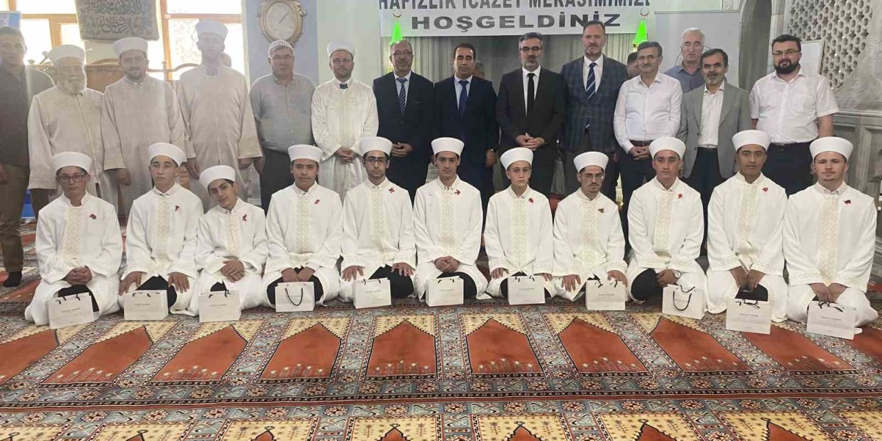 Alaşehir’de 11 öğrenci hafızlık icazeti aldı