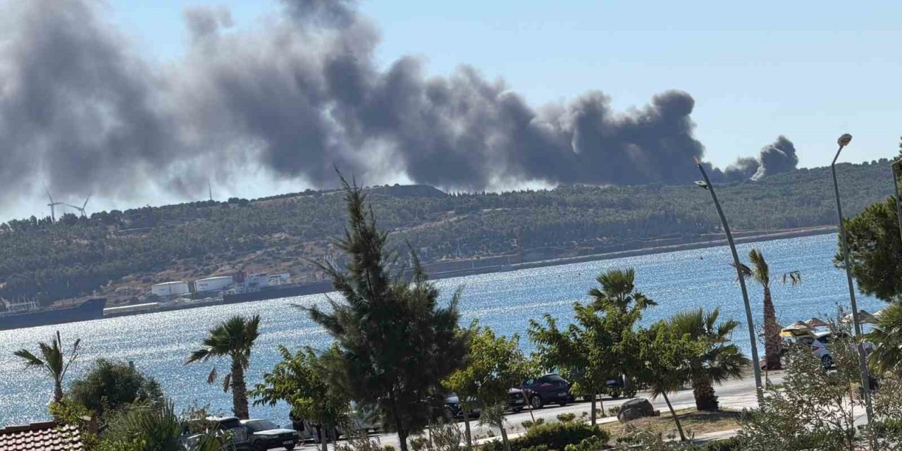 Aliağa’da gemi söküm tesislerindeki hurdalık deposunda yangın