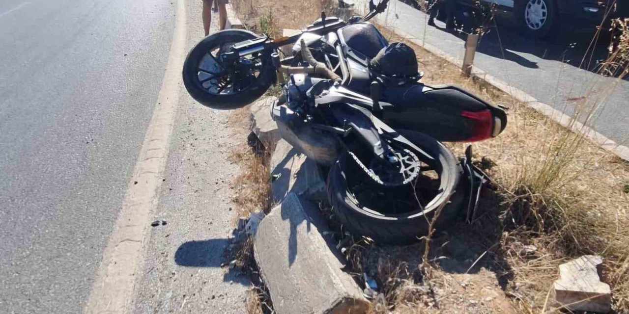 Refüje çarpan motosikletli genç hayatını kaybetti