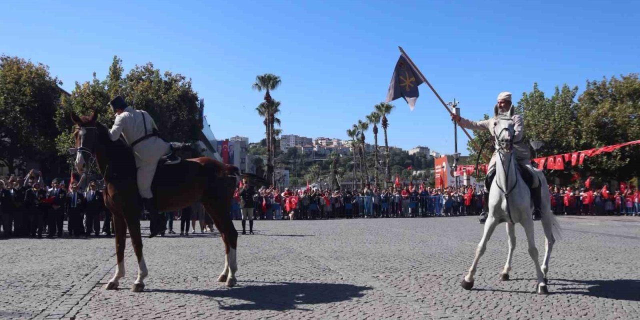 İzmir’in düşman işgalinden kurtuluşu törenlerle kutlandı