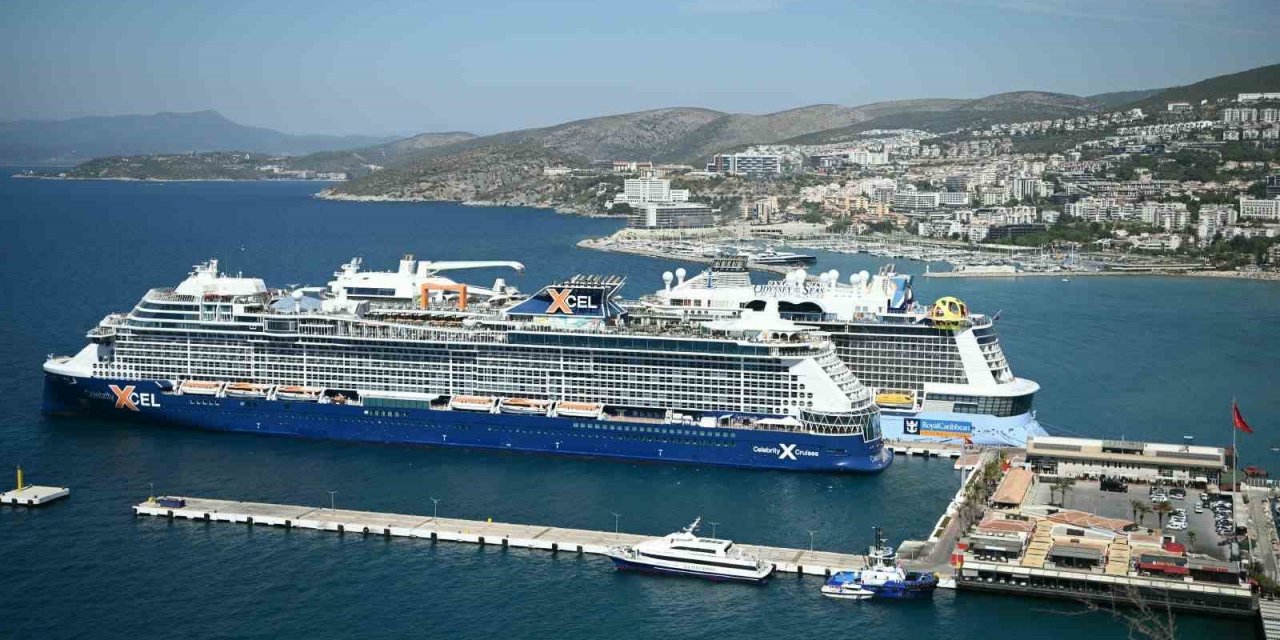 Kuşadası’na 2 kruvaziyerle 7 bin 818 turist geldi