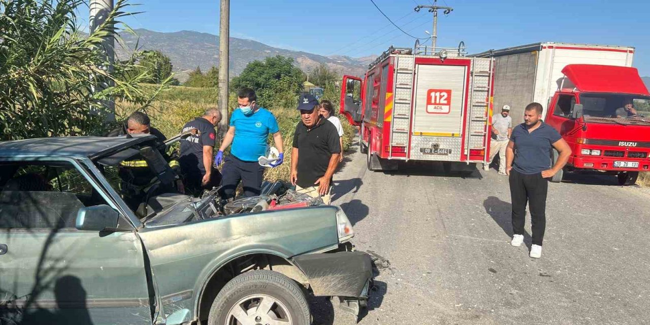 Bozdoğan’da otomobil, kamyonla çarpıştı: 1 yaralı