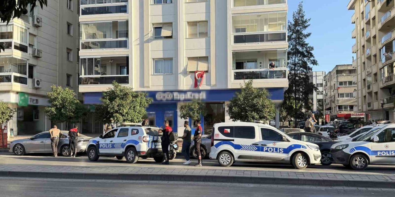 İzmir’de bankada hareketli dakikalar: Soygun girişimi iddiası polisi alarma geçirdi
