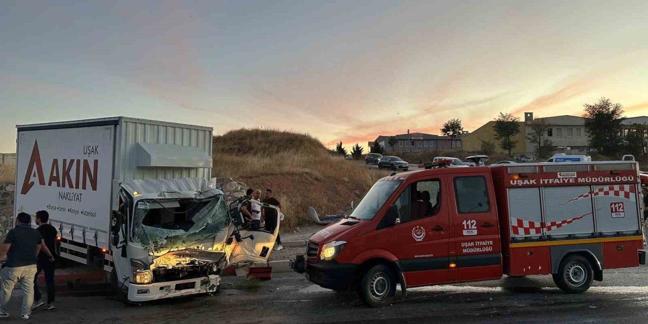 Uşak’ta itfaiye aracı ile kamyon çarpıştı: 1 ölü, 2 yaralı
