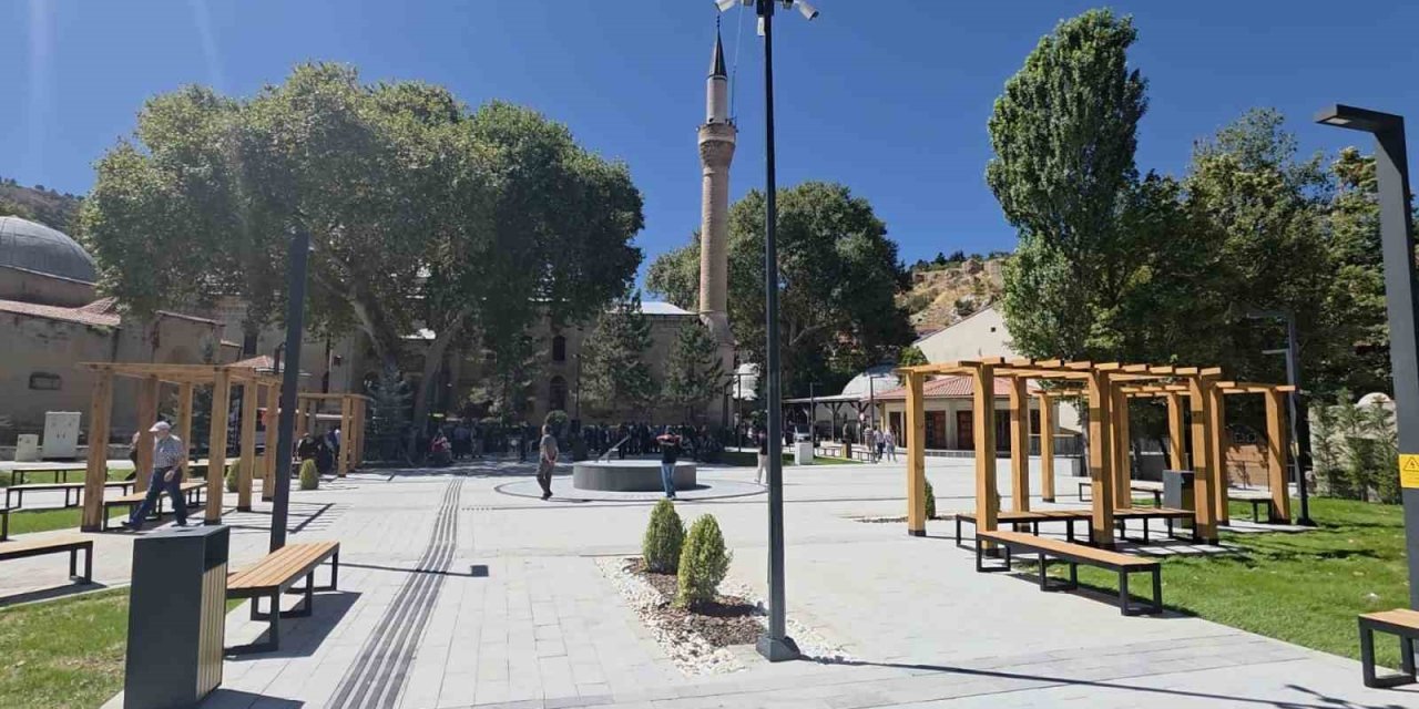 Kütahya’da tarihi doku korunarak Ulu Cami Meydanı yenilendi