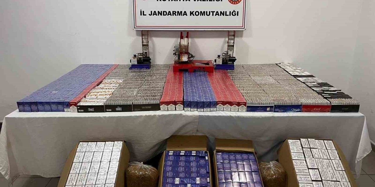Simav’da jandarmadan kaçakçılık operasyonu, binlerce paket sigara ve makaron ele geçirildi