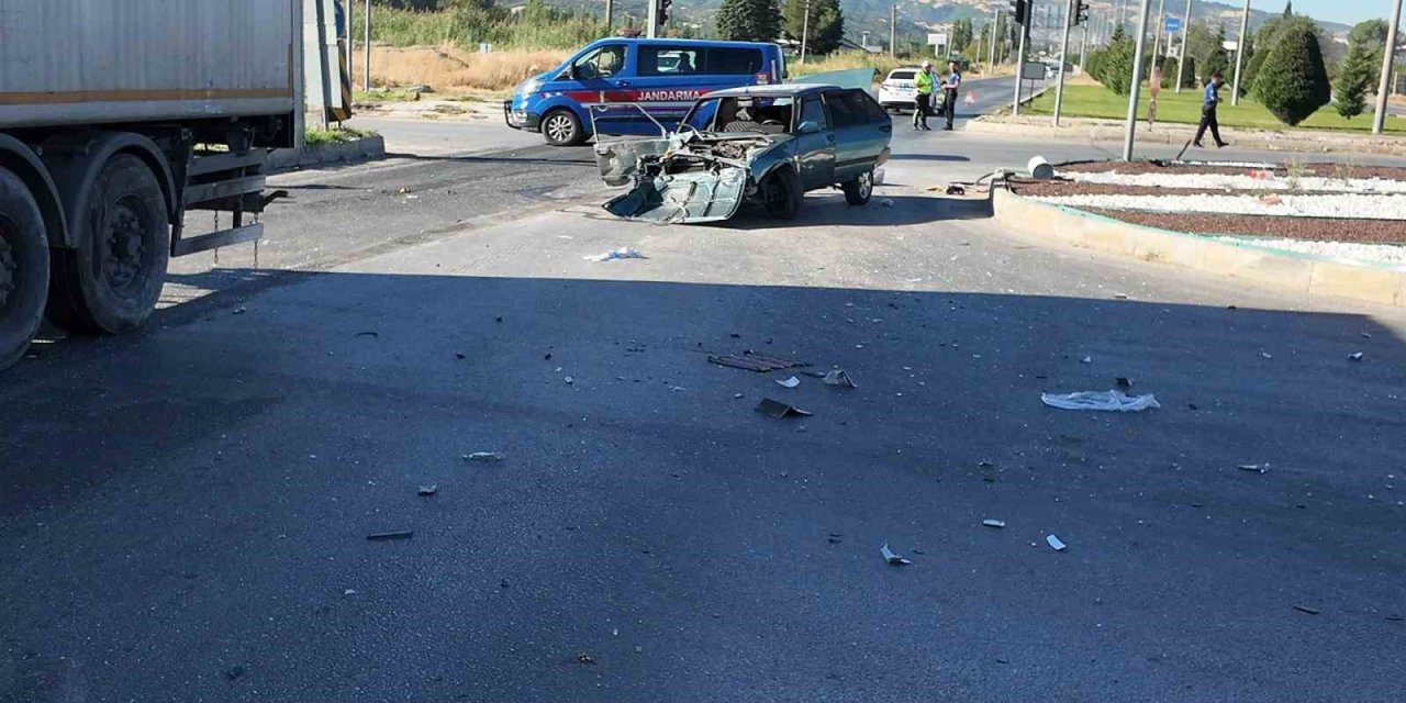 Gediz’de tır ile otomobilin karıştığı trafik kazasında 2 kişi yaralandı
