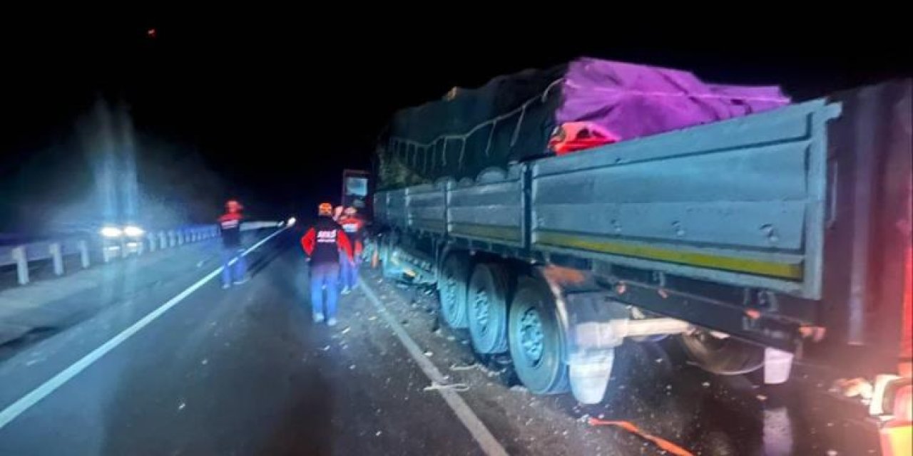 Tırın çarptığı elektrikli bisiklette 2 kişi öldü