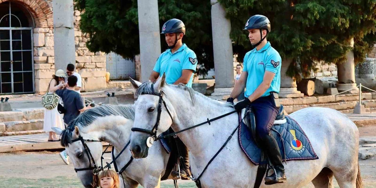 Atlı jandarma birlikleri sahillerde ve turistik bölgelerde görev başında
