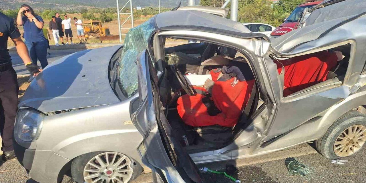 Kontrolden çıkan araç yönlendirme direklerine çarptı: 1 yaralı