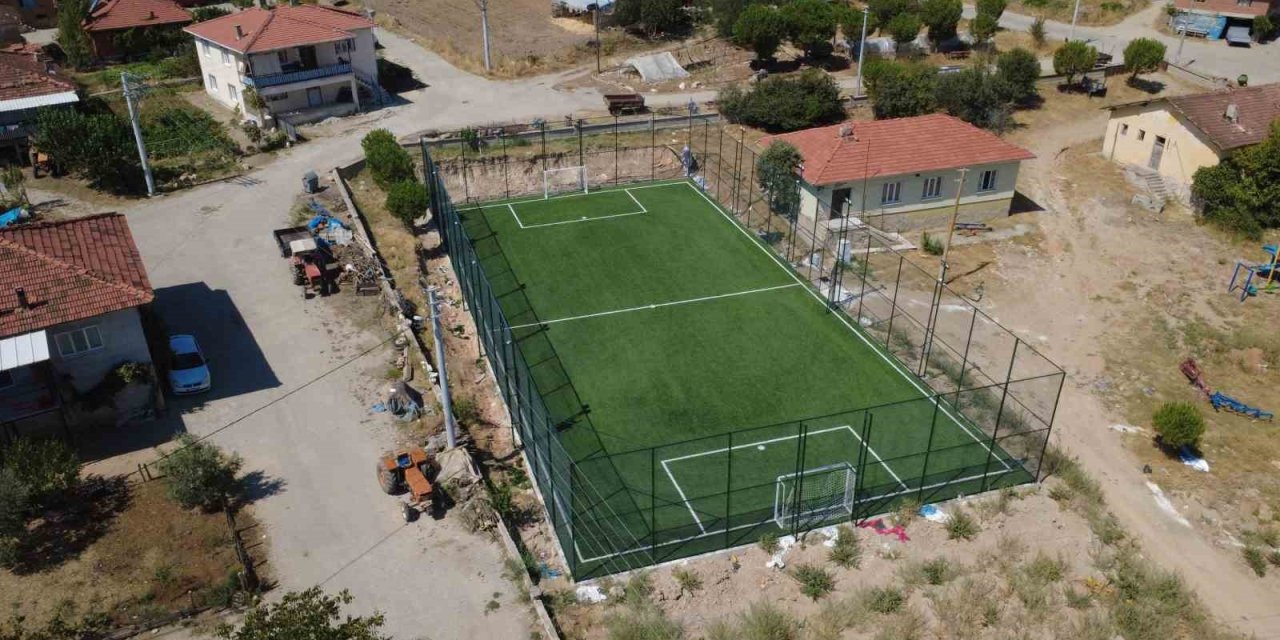 Demirci’de 11 kırsal mahalleye halı saha