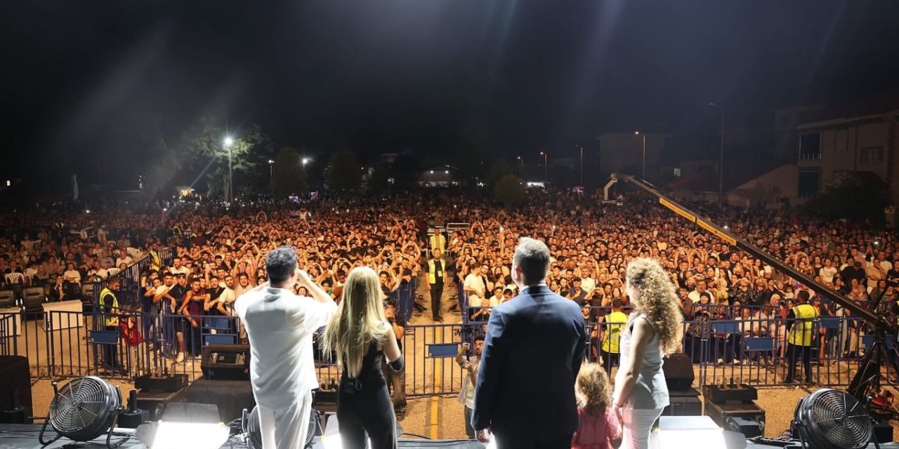 Çivril Elma Festivali’nin muhteşem finalini Derya Uluğ yaptı