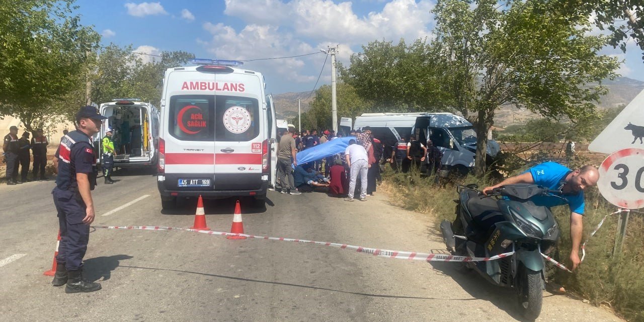 Alaşehir’de işçi minibüsü ağaca çarptı: 14 yaralı