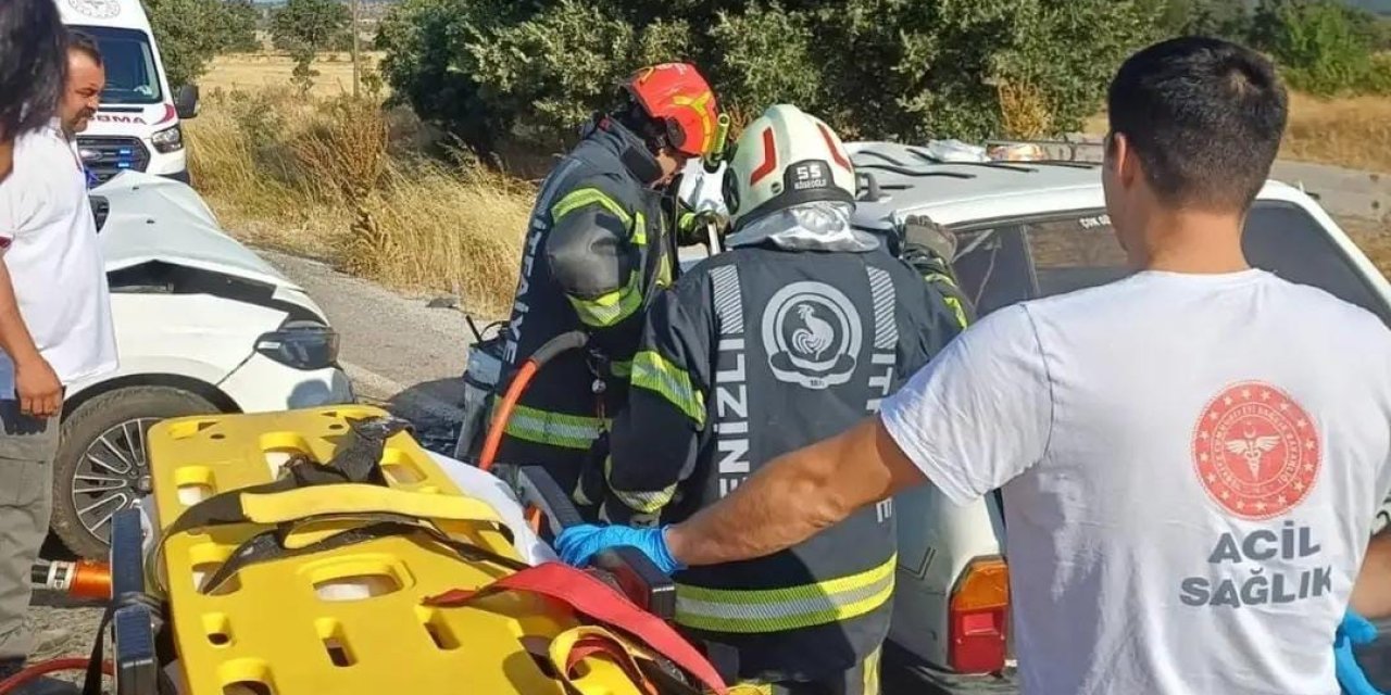 Çivril’de iki otomobil çarpıştı: 5 yaralı
