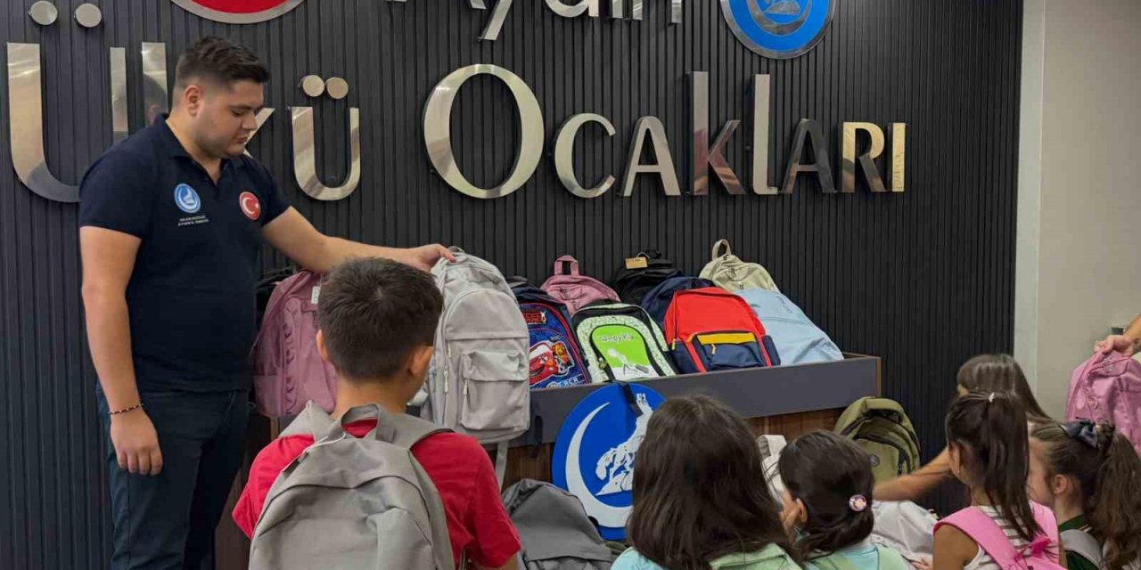 Ülkücülerden öğrencilere kırtasiye desteği