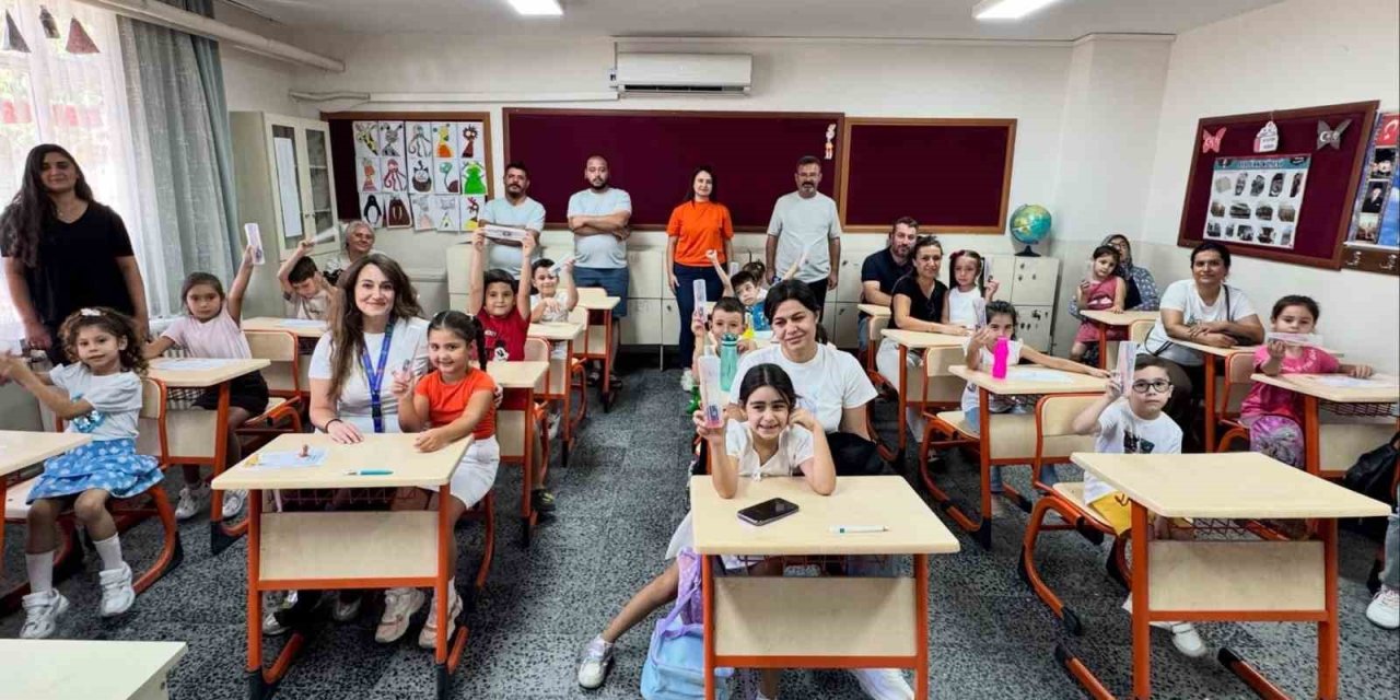 Çine’de öğrencilerin ilk gün heyecanına kalem seti desteği