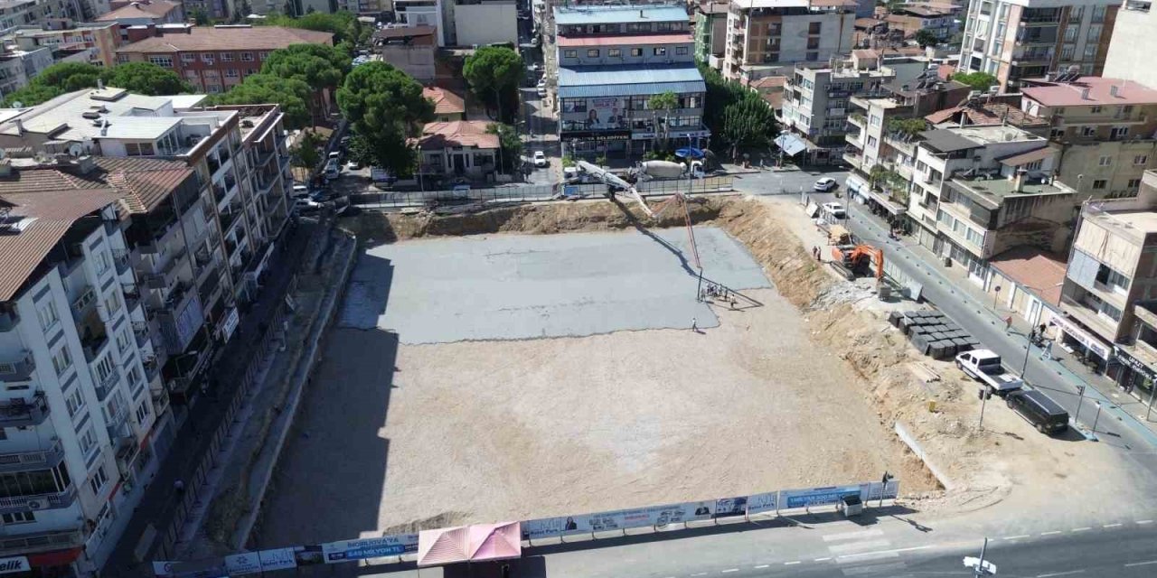 İncirliova’daki meydan projesi sürüyor