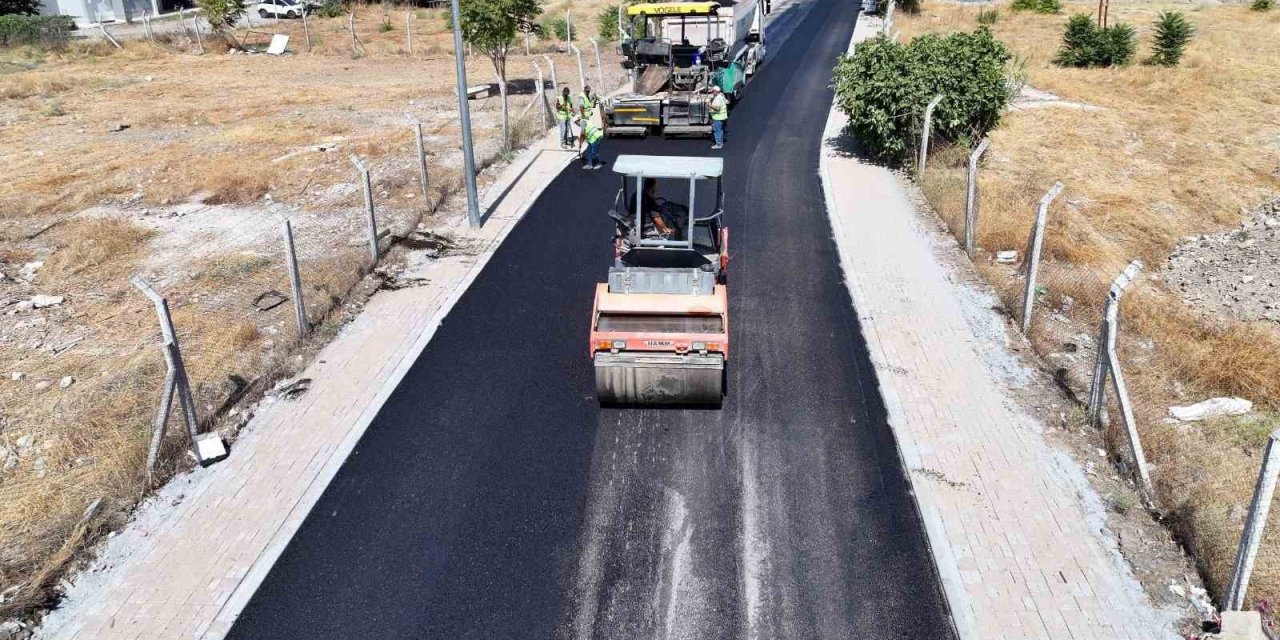 Efeler’de sıcak asfalt çalışmaları sürüyor