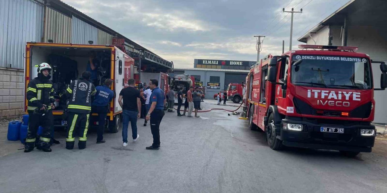 Denizli’de kırpıntı deposunda çıkan yangın yoğun müdahaleyle kontrol altına alındı