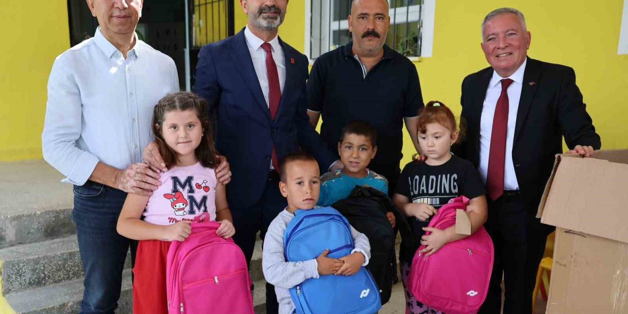 Başkan Kepenek öğrencilerle buluştu ve çantalarını hediye etti