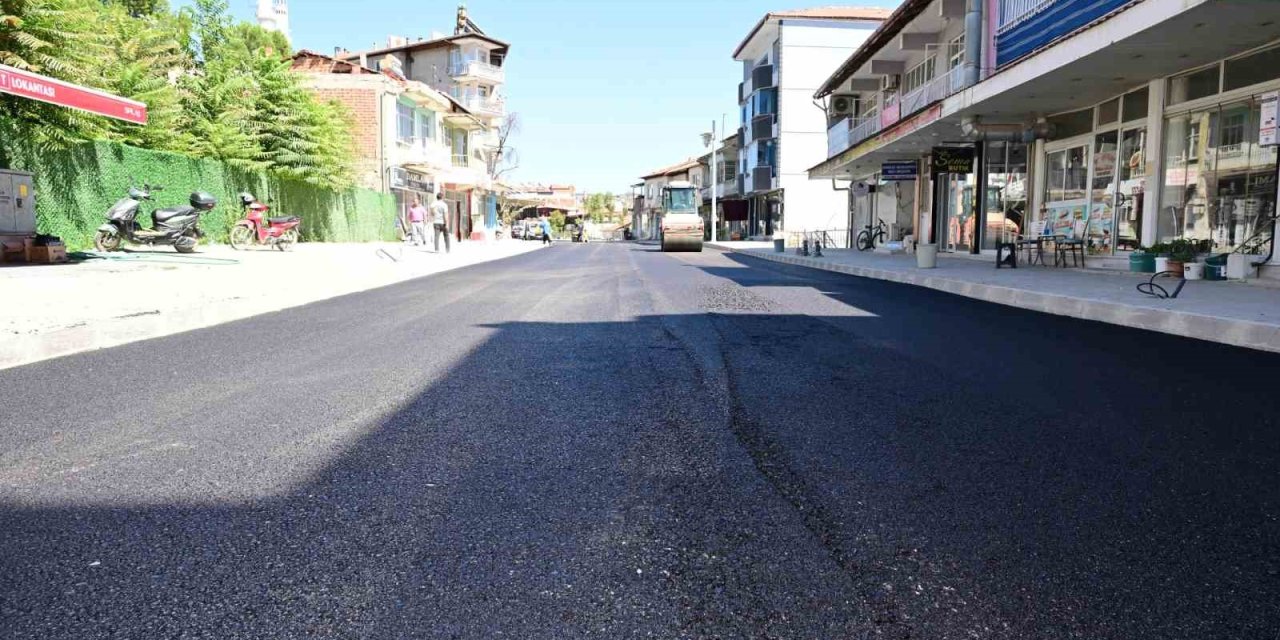 Selendi Atatürk Caddesi’nde yılların yol sorunu çözülüyor