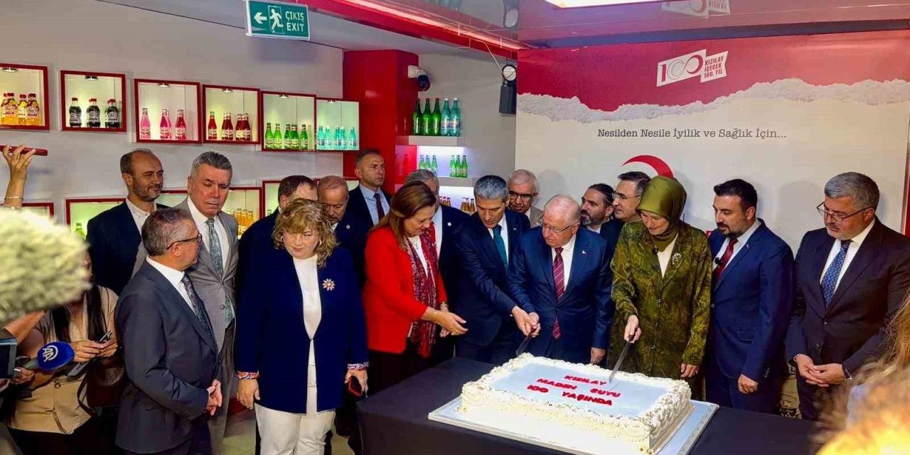 Bakan Güler Kızılay Maden Suyu’nun 100. yıl pastasını kesti