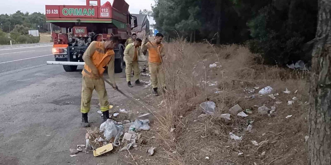 Buldan’da yol kenarındaki çöpler ateş savaşçıları tarafından temizlendi