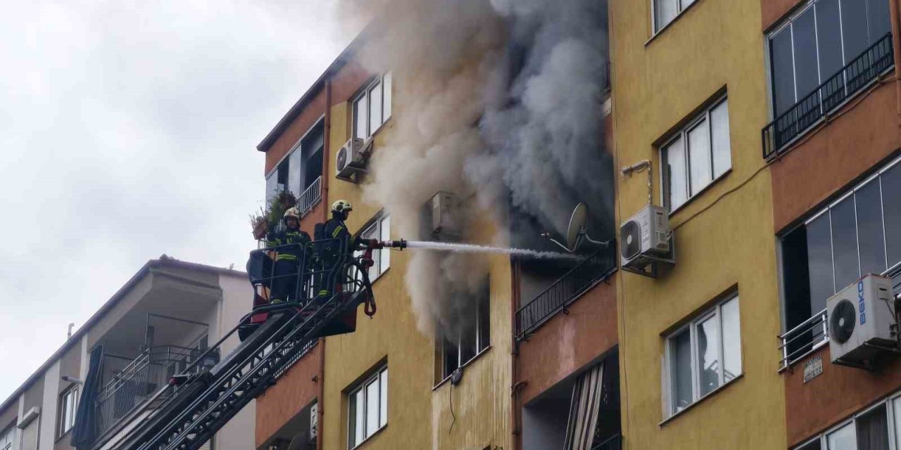 Denizli’de dairede çıkan yangında 1’i yatalak 2 kişi dumandan etkilendi