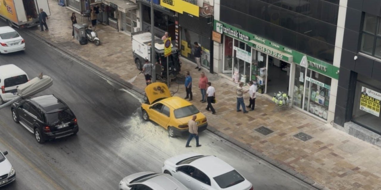 Otomobilde çıkan yangını belediye temizlik işçileri söndürdü