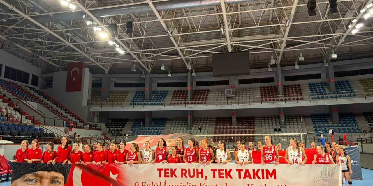 İzmir’in kurtuluşu voleybolda dostluk maçıyla kutlandı