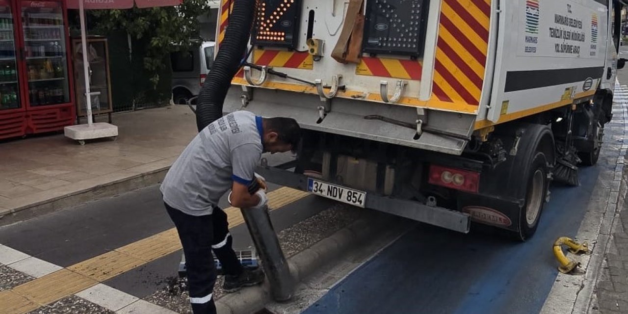 Marmaris’te ızgara ve mazgallarda temizlik çalışması yapıldı