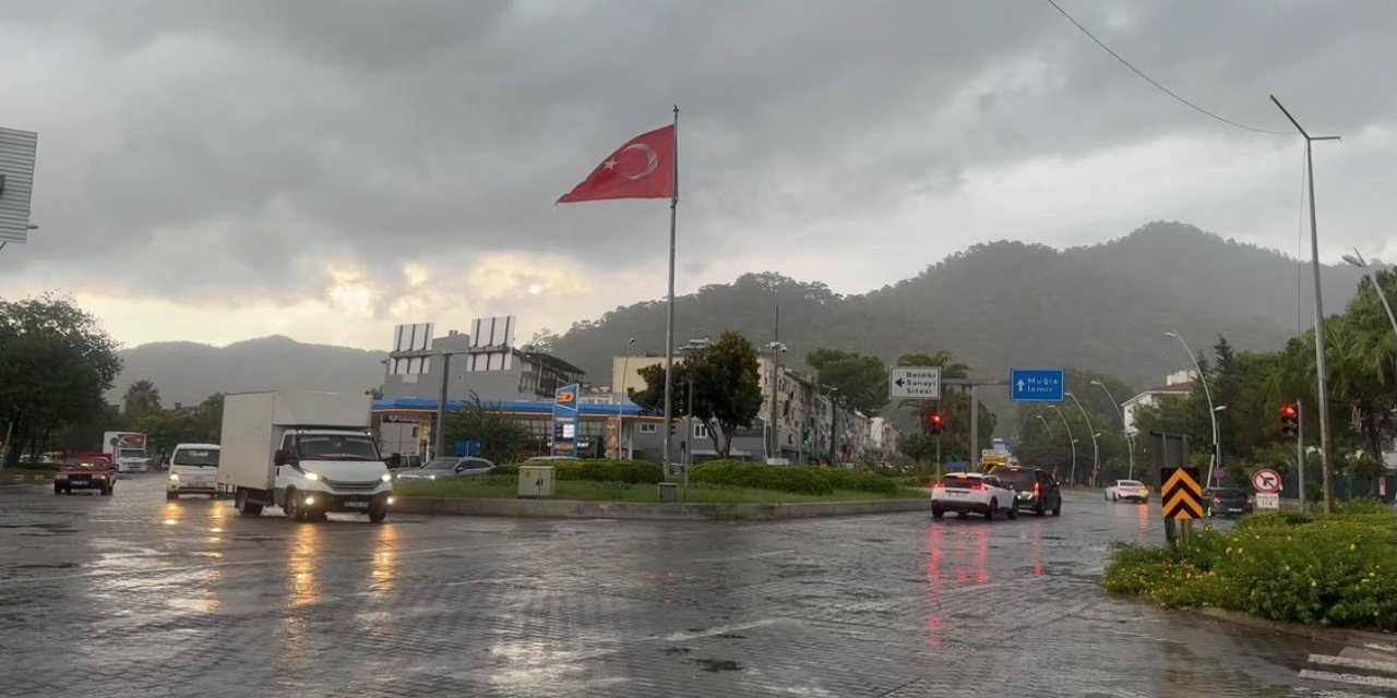 Marmaris’te sağanak yağış başladı