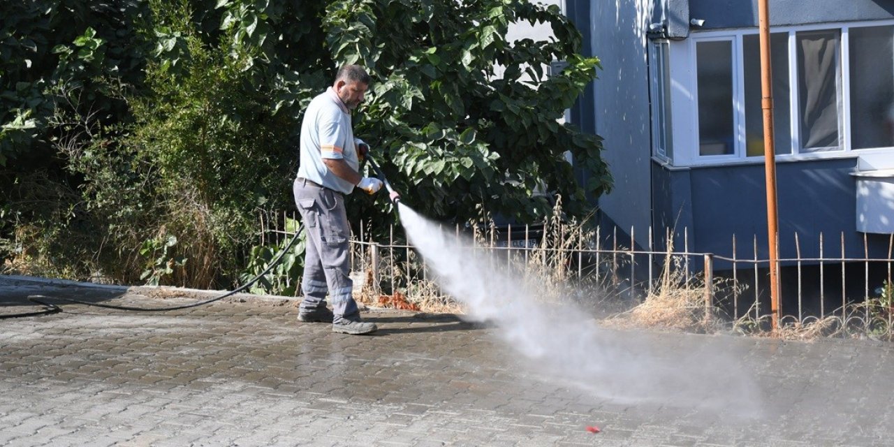Kuşadası Belediyesi ekipleri ilçede çalışmalarını sürdürüyor