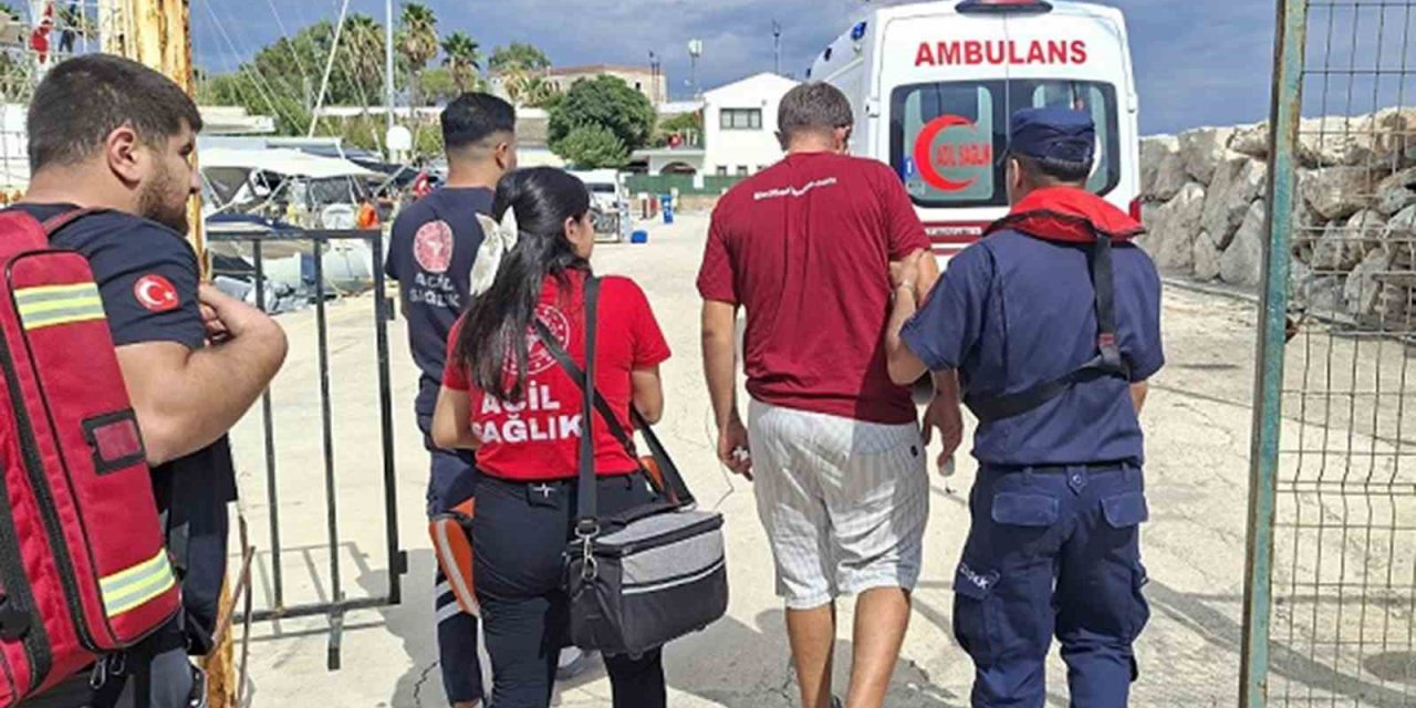 Datça’da gezi teknesinde rahatsızlanan vatandaşa tıbbi tahliye